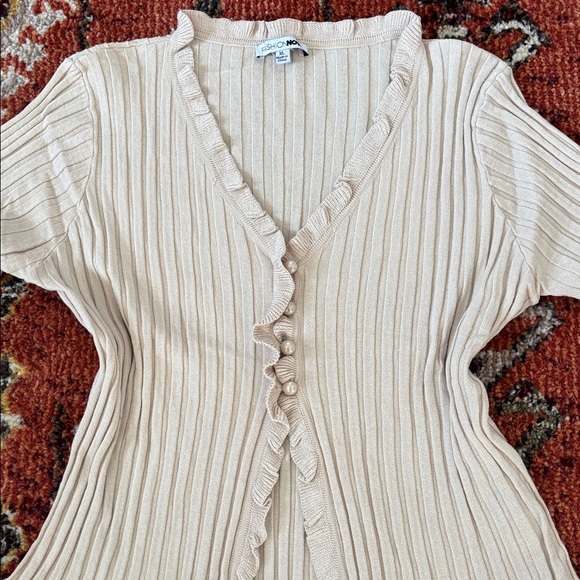 🤎🧋NWOT Ruffled Pearl Button Cardigan🧋🤎 - Picture 2 of 7